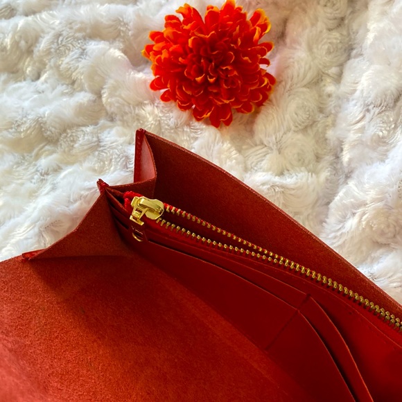 TIDEWAY red leather wallet with turnlock hardware. - Picture 6 of 12